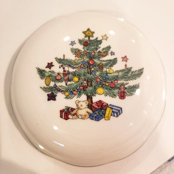 CHRISTMAS TREE TRINKET CANDY DISH with LID - PRESENTS & MISTLETOE - NIKKO JAPAN - Picture 1 of 7